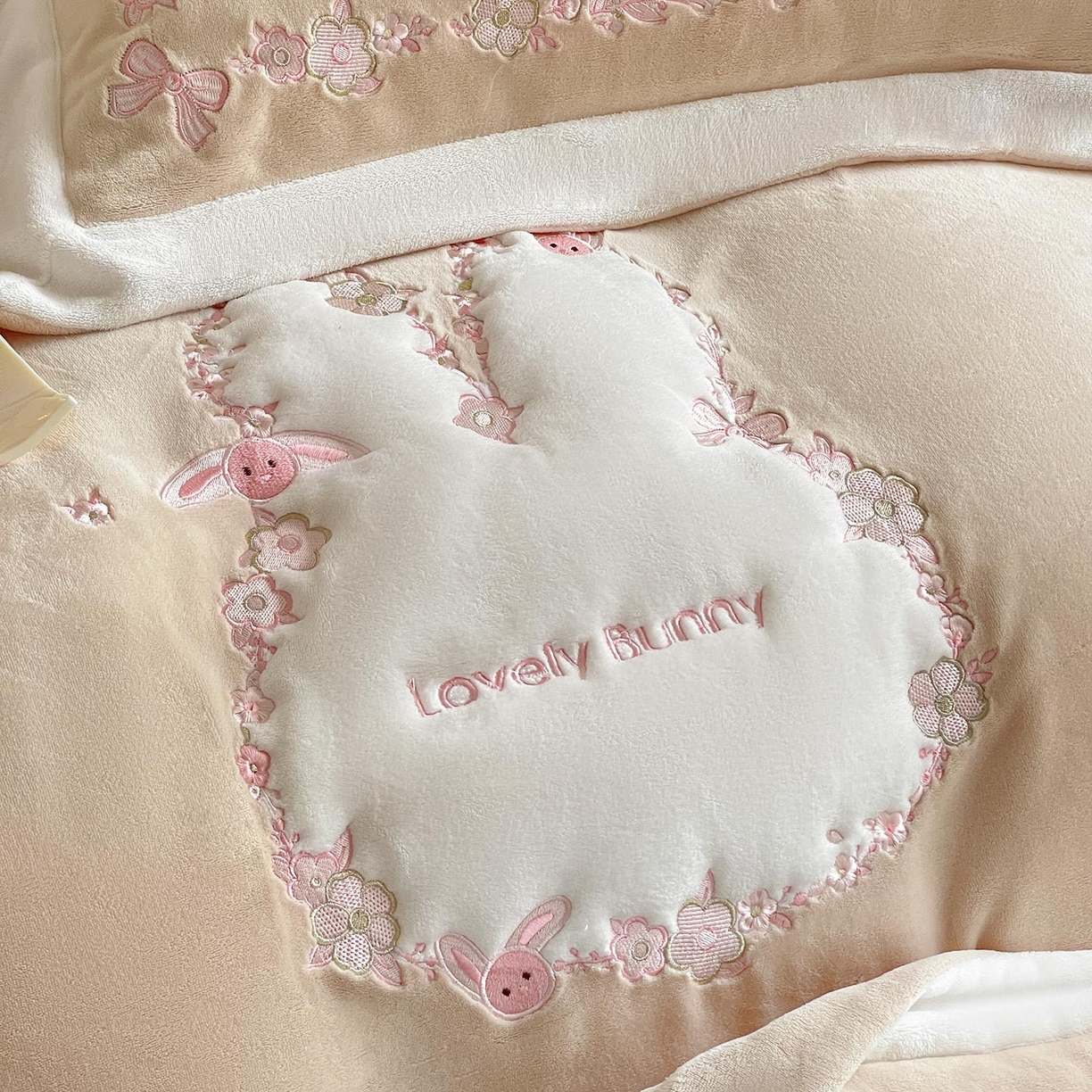 91家纺网 家纺一手货源 找家纺 2025直播爆款A类加厚牛奶绒四件套保暖双面加绒珊瑚绒重工刺绣被套床单冬季床上用品 妮可兔-暖咖