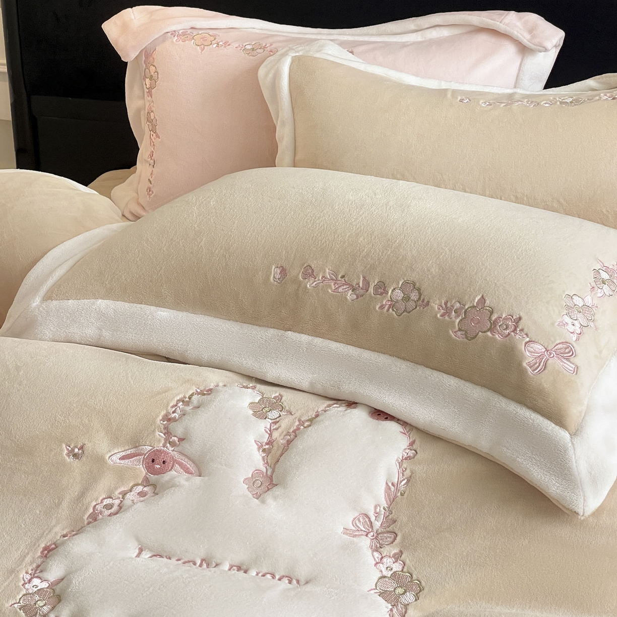 91家纺网 家纺一手货源 找家纺 2025直播爆款A类加厚牛奶绒四件套保暖双面加绒珊瑚绒重工刺绣被套床单冬季床上用品 妮可兔-暖咖