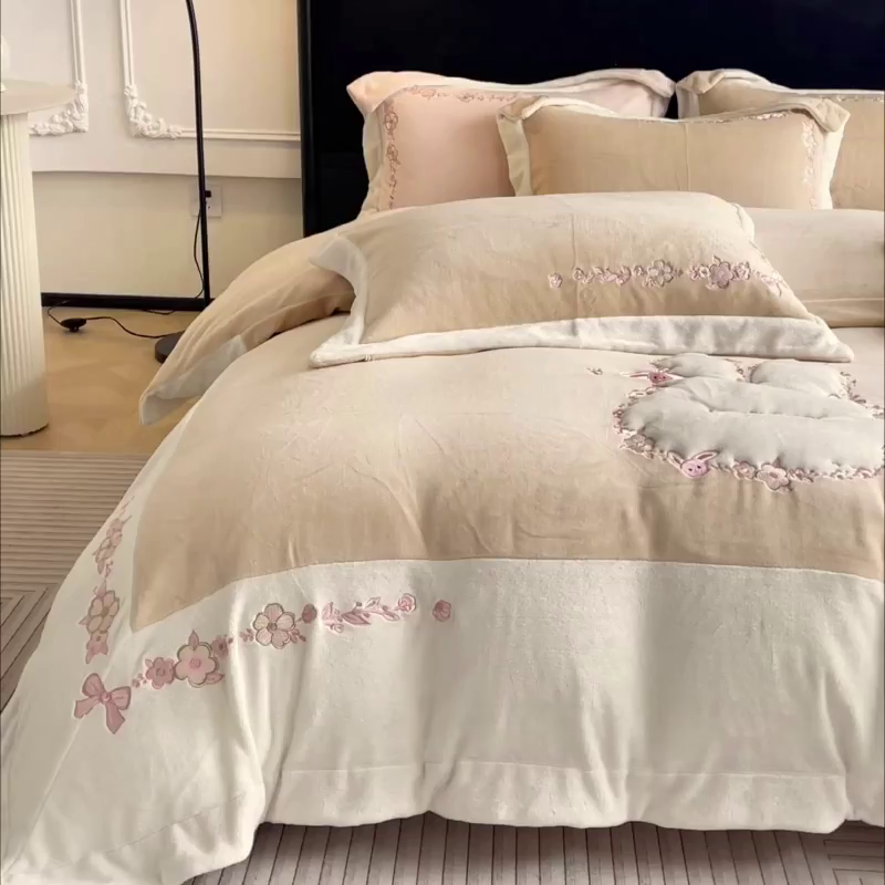 91家纺网 家纺一手货源 找家纺 2025直播爆款A类加厚牛奶绒四件套保暖双面加绒珊瑚绒重工刺绣被套床单冬季床上用品 妮可兔-暖咖