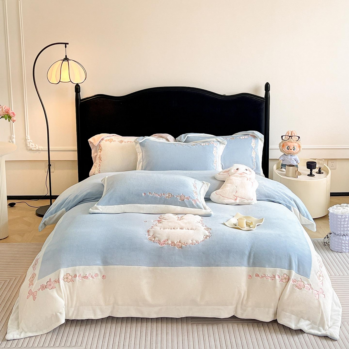 91家纺网 家纺一手货源 找家纺 2025直播爆款A类加厚牛奶绒四件套保暖双面加绒珊瑚绒重工刺绣被套床单冬季床上用品 妮可兔-雾蓝