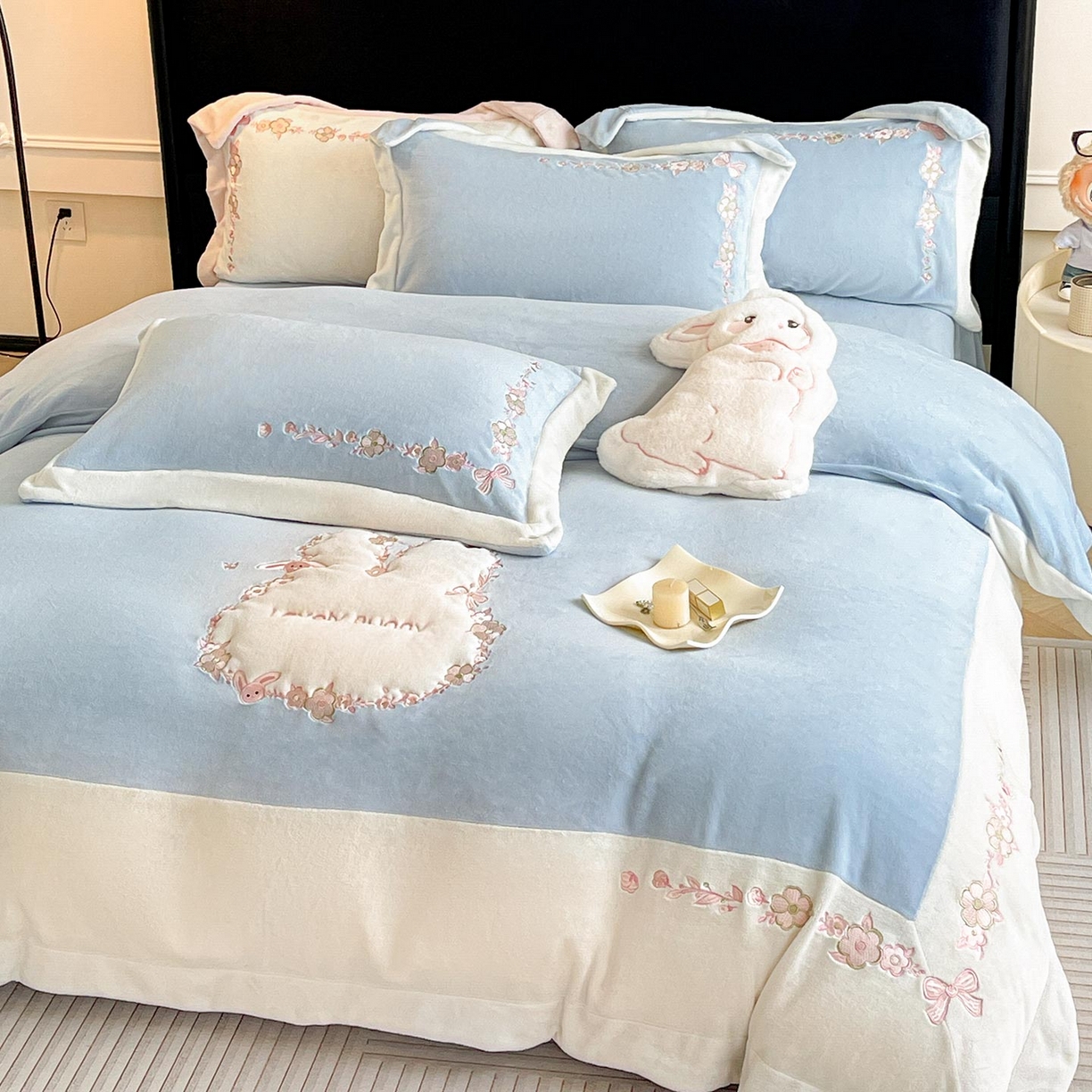 91家纺网 家纺一手货源 找家纺 2025直播爆款A类加厚牛奶绒四件套保暖双面加绒珊瑚绒重工刺绣被套床单冬季床上用品 妮可兔-雾蓝