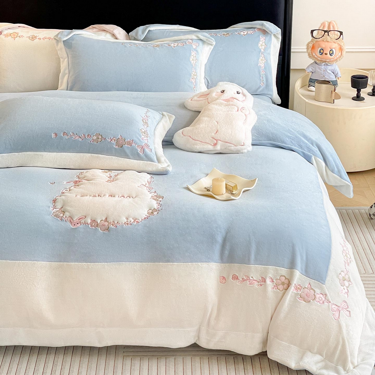 91家纺网 家纺一手货源 找家纺 2025直播爆款A类加厚牛奶绒四件套保暖双面加绒珊瑚绒重工刺绣被套床单冬季床上用品 妮可兔-雾蓝