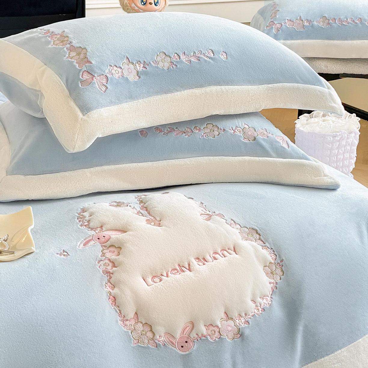 91家纺网 家纺一手货源 找家纺 2025直播爆款A类加厚牛奶绒四件套保暖双面加绒珊瑚绒重工刺绣被套床单冬季床上用品 妮可兔-雾蓝