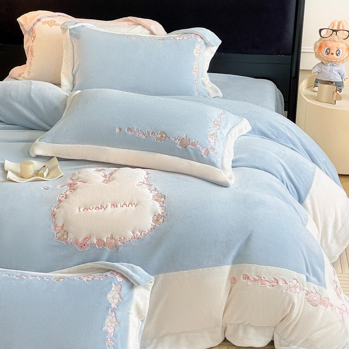 91家纺网 家纺一手货源 找家纺 2025直播爆款A类加厚牛奶绒四件套保暖双面加绒珊瑚绒重工刺绣被套床单冬季床上用品 妮可兔-雾蓝