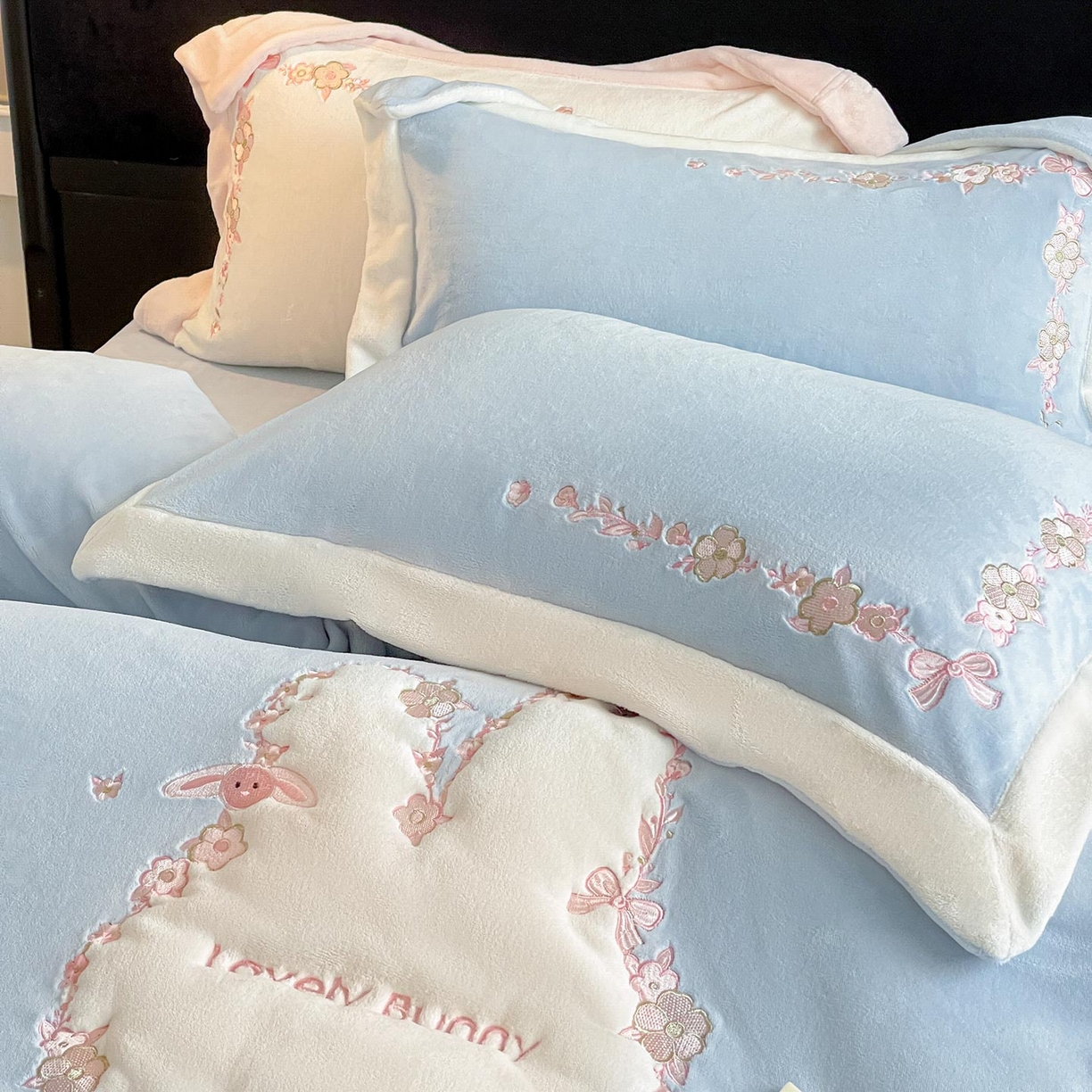 91家纺网 家纺一手货源 找家纺 2025直播爆款A类加厚牛奶绒四件套保暖双面加绒珊瑚绒重工刺绣被套床单冬季床上用品 妮可兔-雾蓝