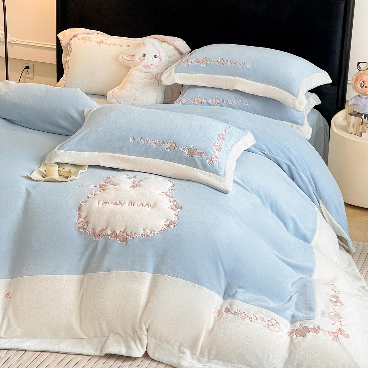 91家纺网 家纺一手货源 找家纺 2025直播爆款A类加厚牛奶绒四件套保暖双面加绒珊瑚绒重工刺绣被套床单冬季床上用品 妮可兔-雾蓝