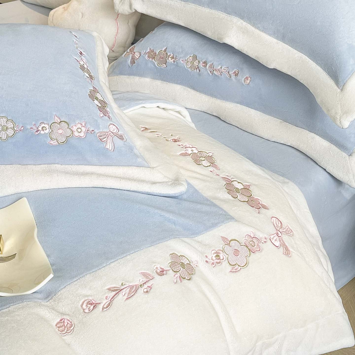 91家纺网 家纺一手货源 找家纺 2025直播爆款A类加厚牛奶绒四件套保暖双面加绒珊瑚绒重工刺绣被套床单冬季床上用品 妮可兔-雾蓝