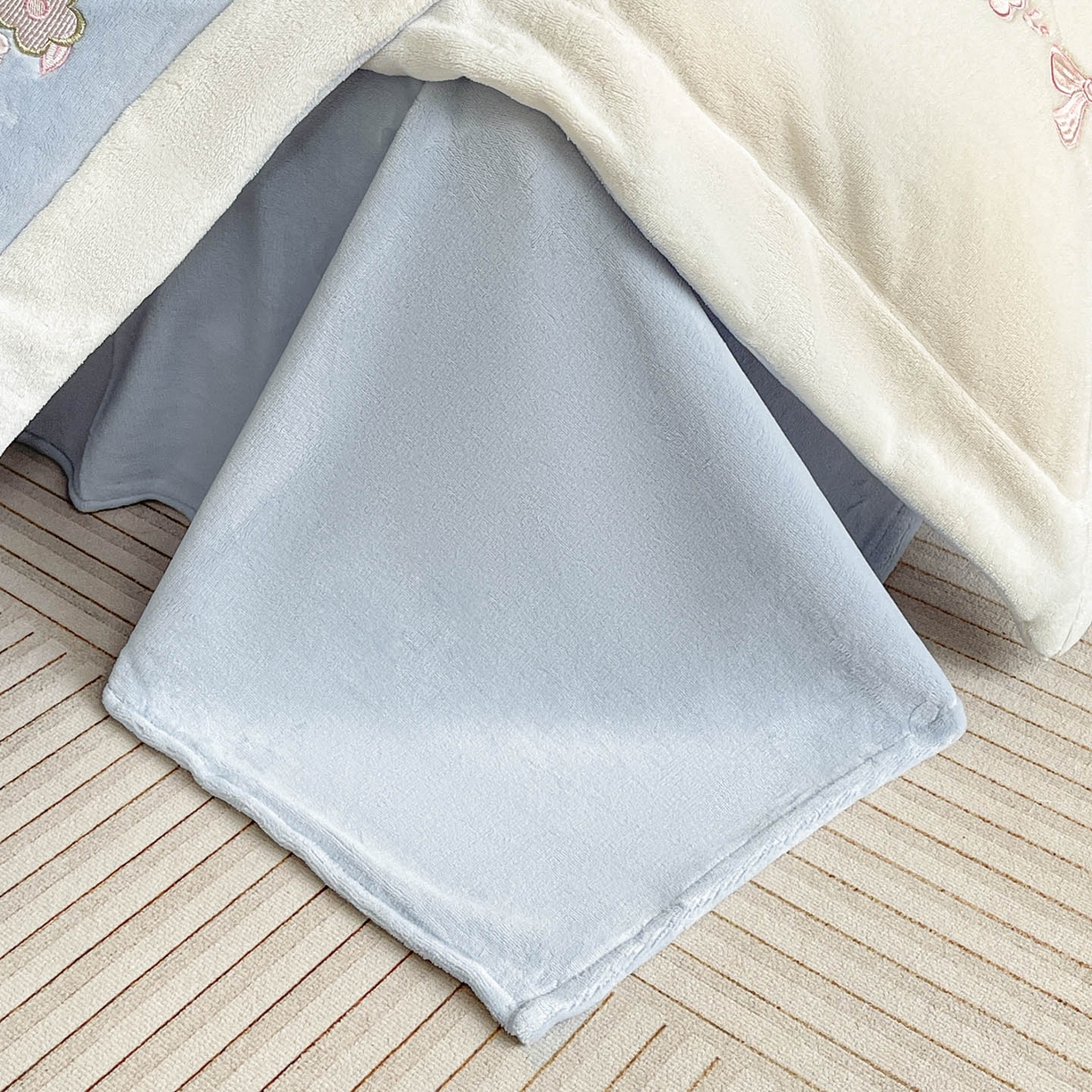 91家纺网 家纺一手货源 找家纺 2025直播爆款A类加厚牛奶绒四件套保暖双面加绒珊瑚绒重工刺绣被套床单冬季床上用品 妮可兔-雾蓝