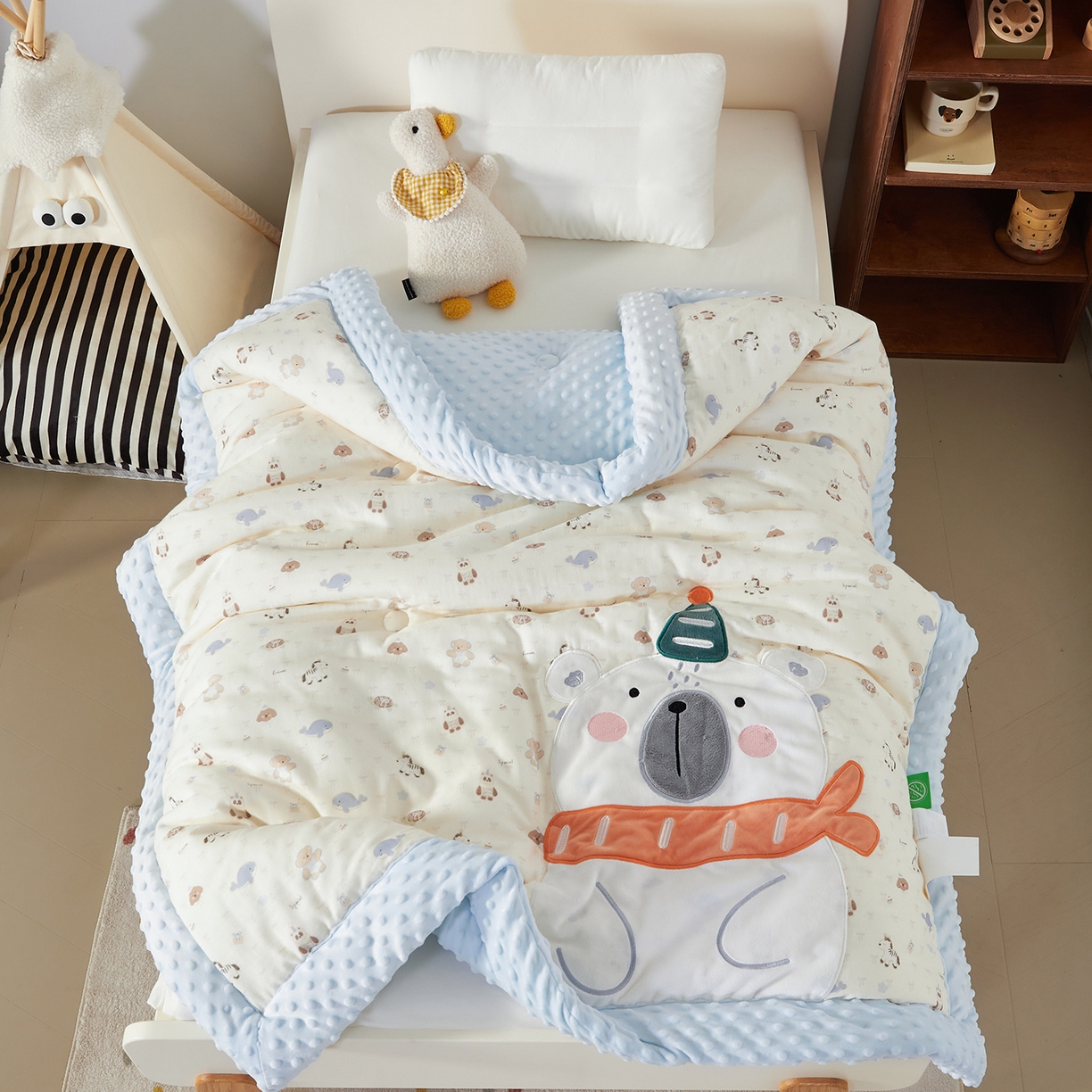 91家纺网 家纺一手货源 找家纺 荷马之梦 2025新款纯棉双层纱贴布绣卡通儿童被芯春秋被冬被被子被芯-围住可爱系列 围巾北极熊