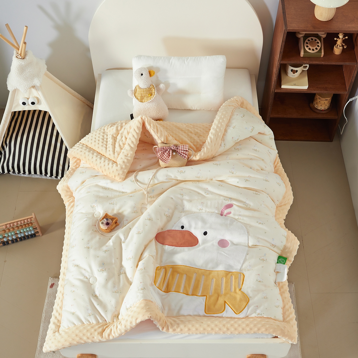 91家纺网 家纺一手货源 找家纺 荷马之梦 2025新款纯棉双层纱贴布绣卡通儿童被芯春秋被冬被被子被芯-围住可爱系列 围巾小鸭