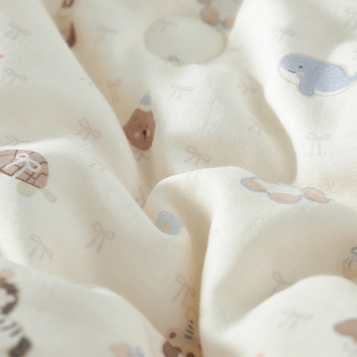 91家纺网 家纺一手货源 找家纺 荷马之梦 2025新款纯棉双层纱贴布绣卡通儿童被芯春秋被冬被被子被芯-围住可爱系列 围巾北极熊