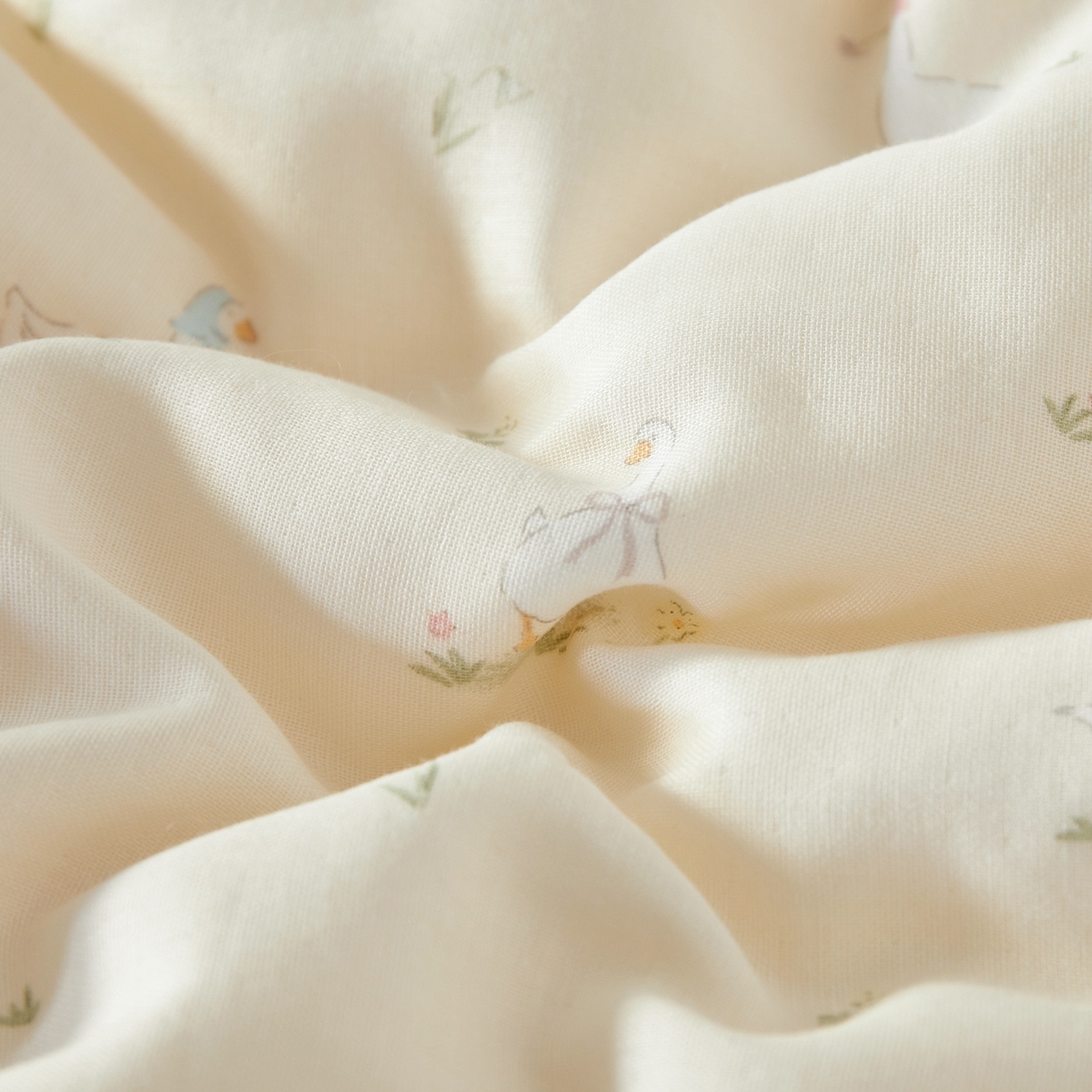 91家纺网 家纺一手货源 找家纺 荷马之梦 2025新款纯棉双层纱贴布绣卡通儿童被芯春秋被冬被被子被芯-围住可爱系列 围巾小鸭