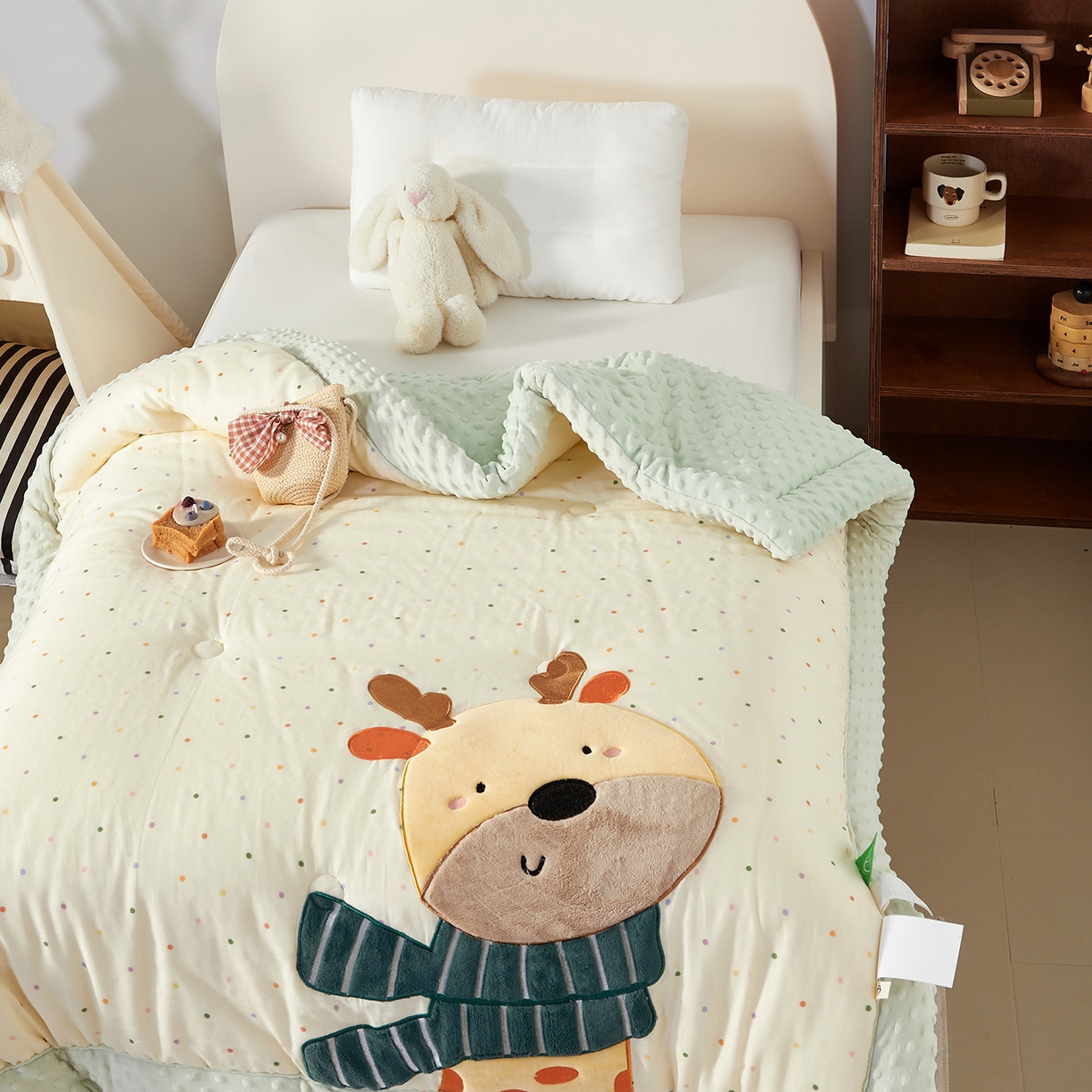 91家纺网 家纺一手货源 找家纺 荷马之梦 2025新款纯棉双层纱贴布绣卡通儿童被芯春秋被冬被被子被芯-围住可爱系列 围巾小鹿