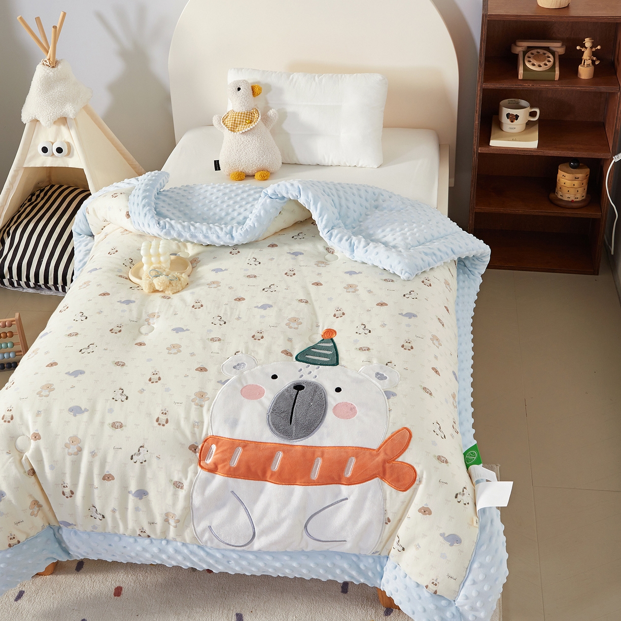 91家纺网 家纺一手货源 找家纺 荷马之梦 2025新款纯棉双层纱贴布绣卡通儿童被芯春秋被冬被被子被芯-围住可爱系列 围巾北极熊