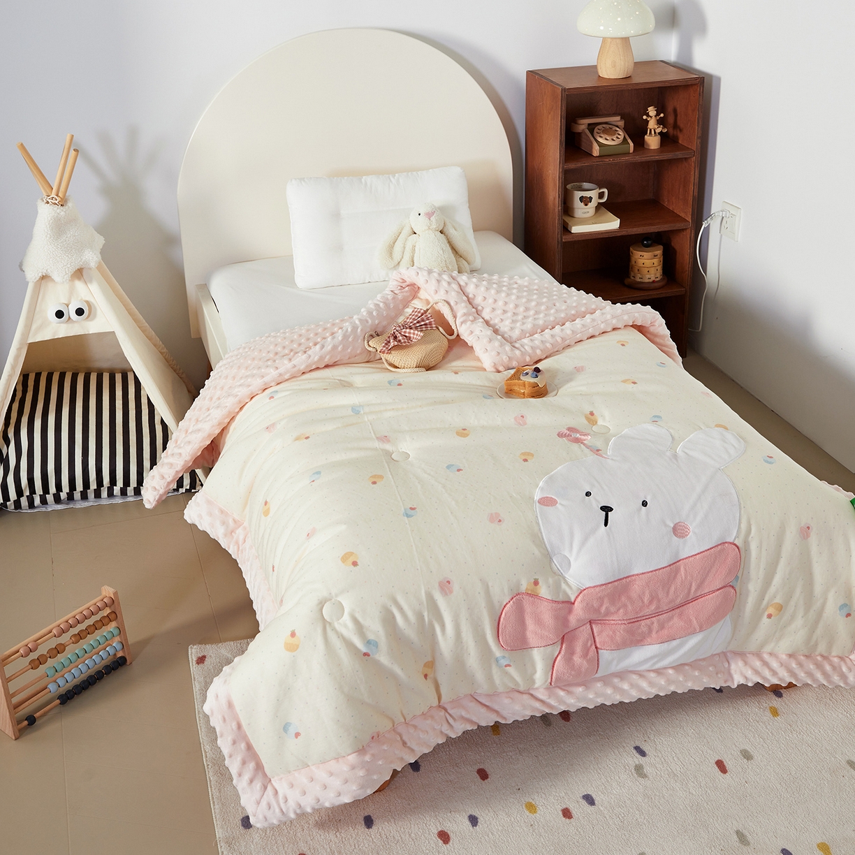 91家纺网 家纺一手货源 找家纺 荷马之梦 2025新款纯棉双层纱贴布绣卡通儿童被芯春秋被冬被被子被芯-围住可爱系列 围巾小兔