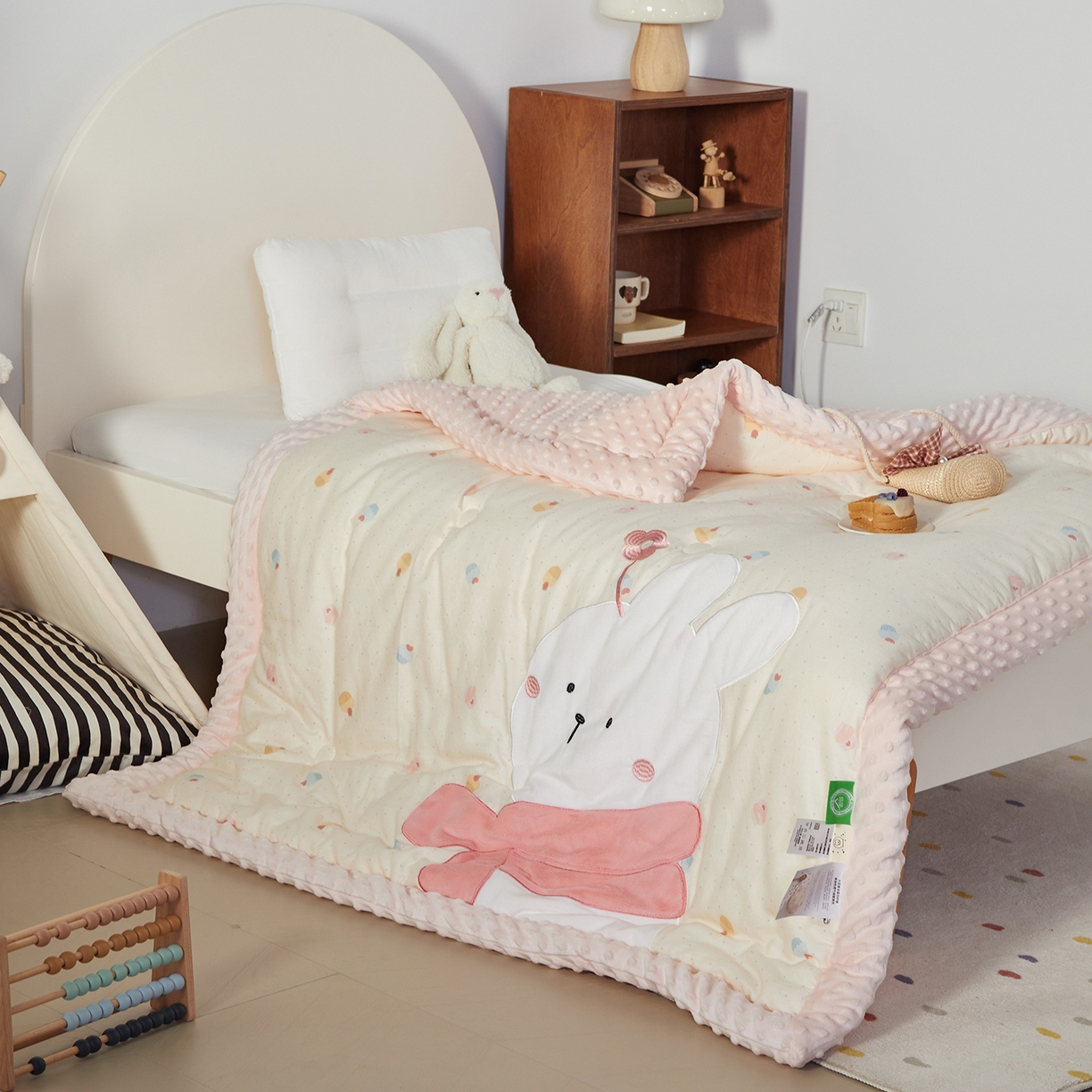 91家纺网 家纺一手货源 找家纺 荷马之梦 2025新款纯棉双层纱贴布绣卡通儿童被芯春秋被冬被被子被芯-围住可爱系列 围巾小兔