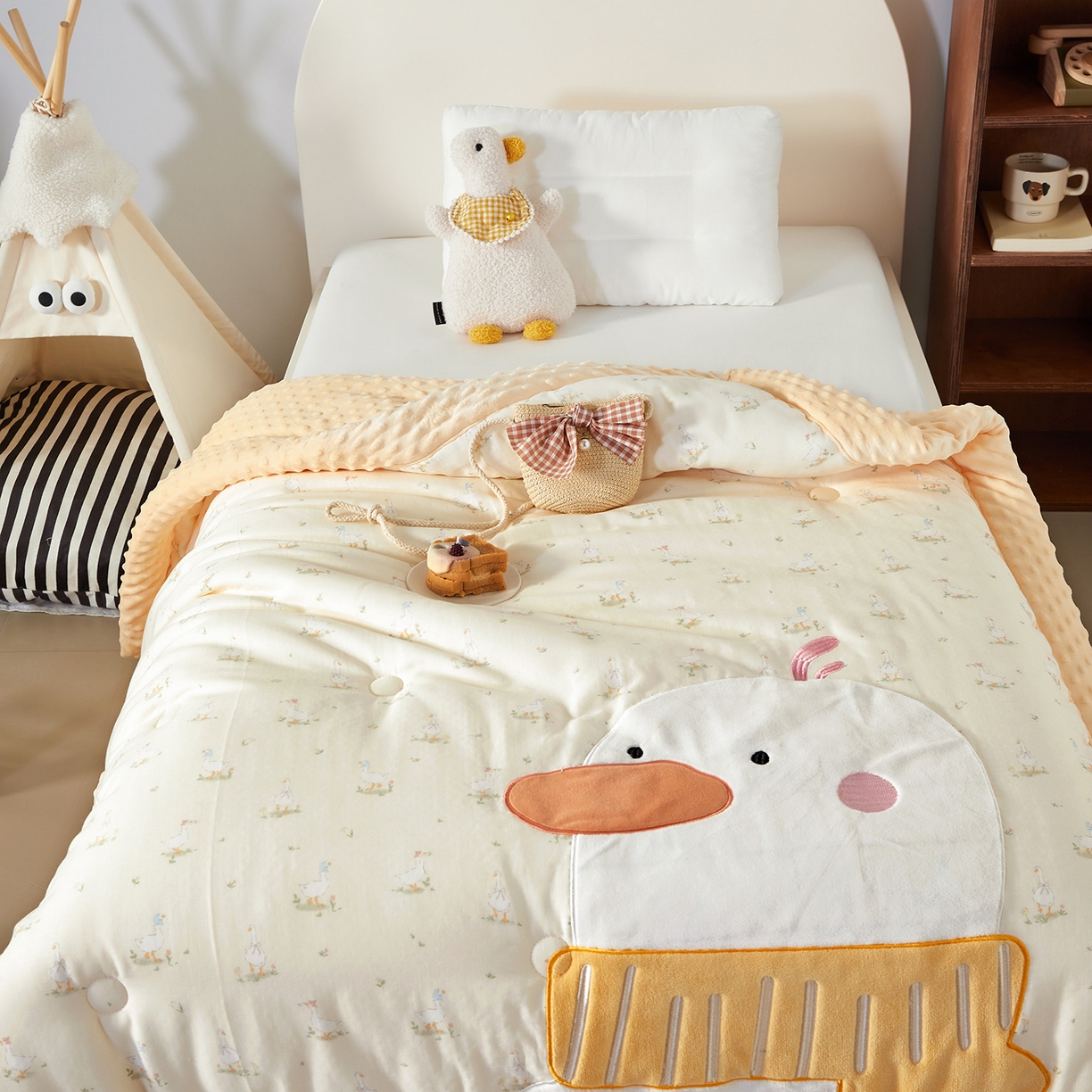 91家纺网 家纺一手货源 找家纺 荷马之梦 2025新款纯棉双层纱贴布绣卡通儿童被芯春秋被冬被被子被芯-围住可爱系列 围巾小鸭