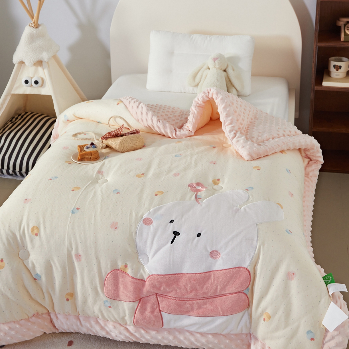 91家纺网 家纺一手货源 找家纺 荷马之梦 2025新款纯棉双层纱贴布绣卡通儿童被芯春秋被冬被被子被芯-围住可爱系列 围巾小兔