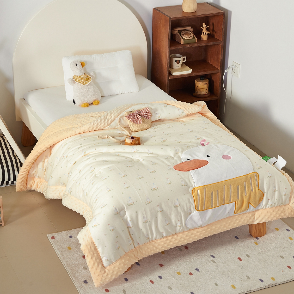 91家纺网 家纺一手货源 找家纺 荷马之梦 2025新款纯棉双层纱贴布绣卡通儿童被芯春秋被冬被被子被芯-围住可爱系列 围巾小鸭