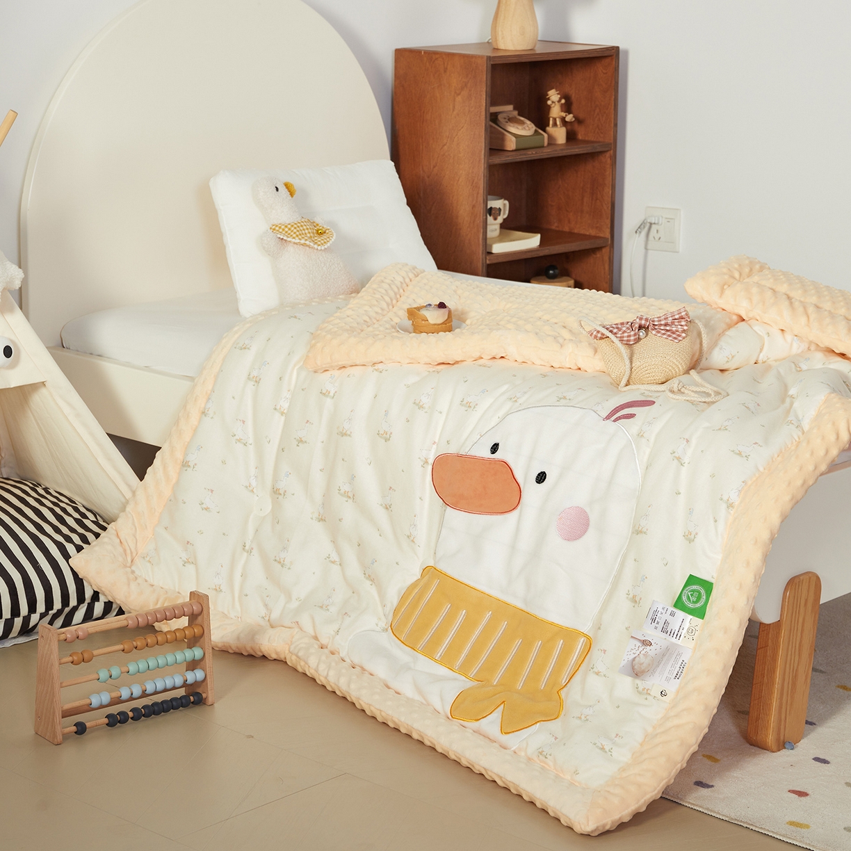 91家纺网 家纺一手货源 找家纺 荷马之梦 2025新款纯棉双层纱贴布绣卡通儿童被芯春秋被冬被被子被芯-围住可爱系列 围巾小鸭