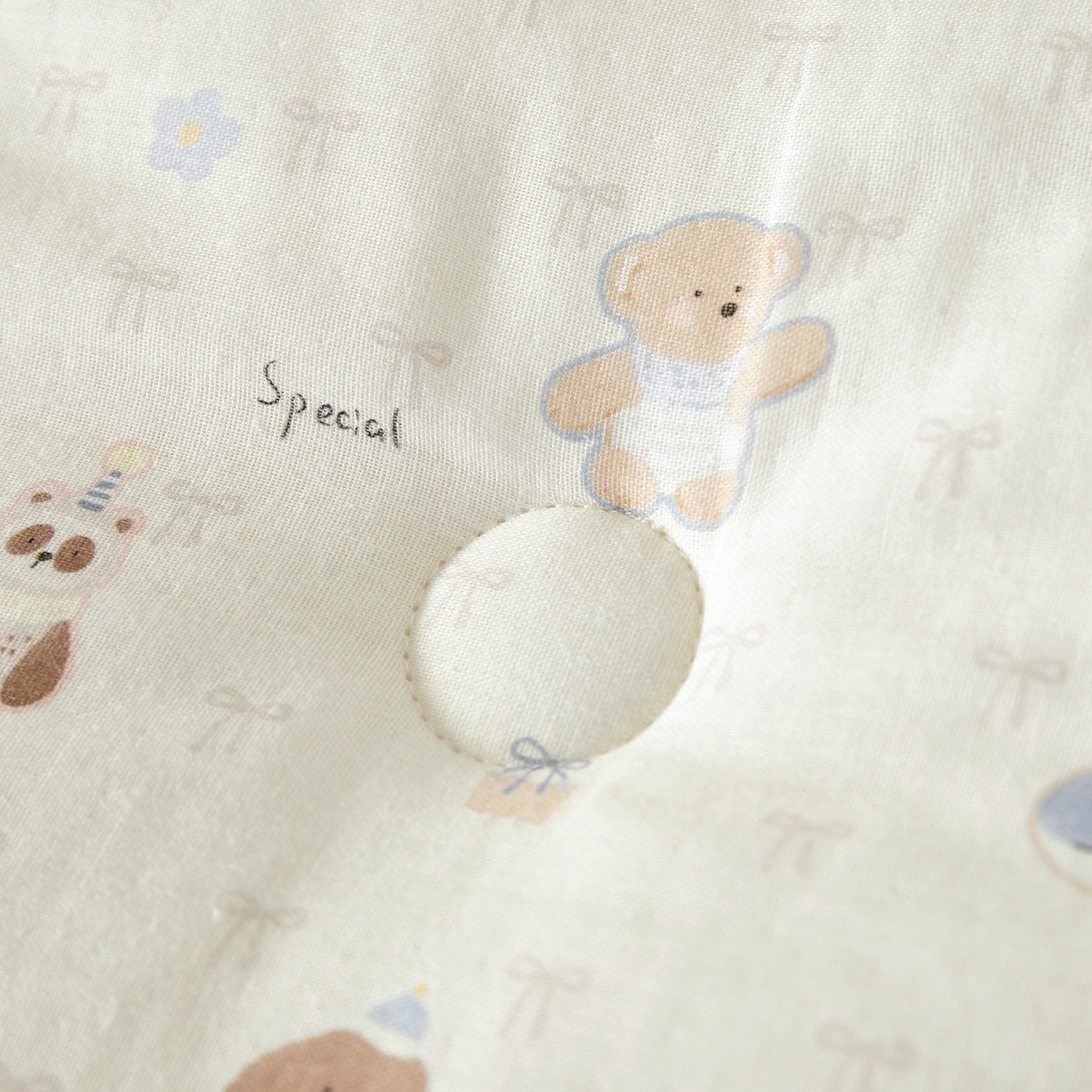 91家纺网 家纺一手货源 找家纺 荷马之梦 2025新款纯棉双层纱贴布绣卡通儿童被芯春秋被冬被被子被芯-围住可爱系列 围巾北极熊