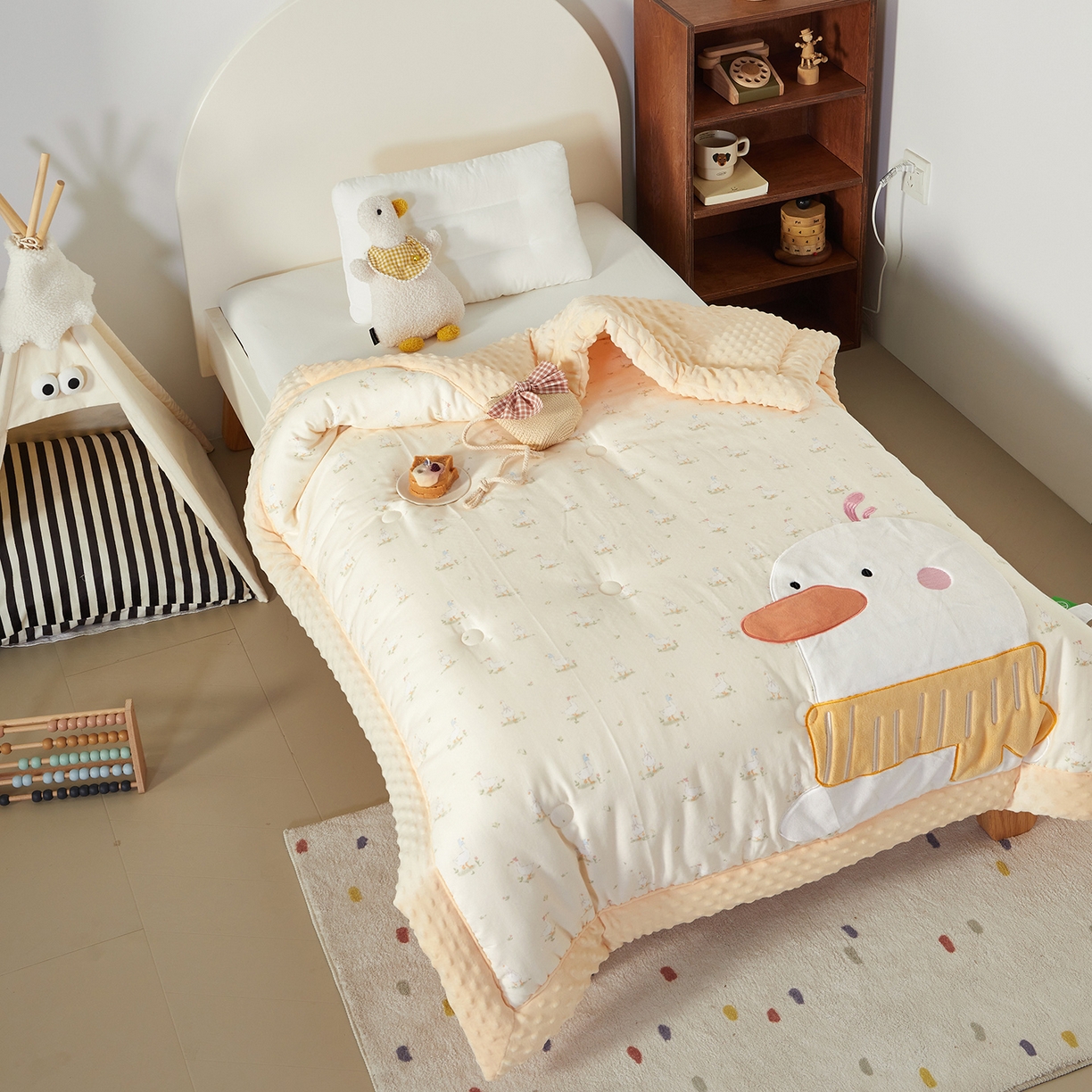 91家纺网 家纺一手货源 找家纺 荷马之梦 2025新款纯棉双层纱贴布绣卡通儿童被芯春秋被冬被被子被芯-围住可爱系列 围巾小鸭