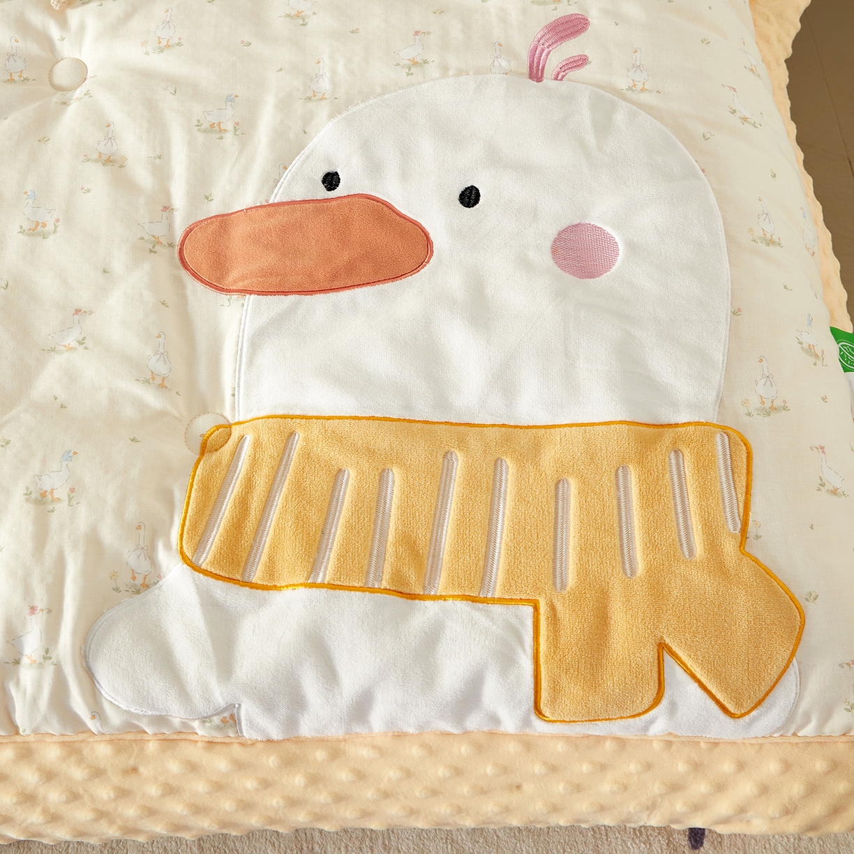 91家纺网 家纺一手货源 找家纺 荷马之梦 2025新款纯棉双层纱贴布绣卡通儿童被芯春秋被冬被被子被芯-围住可爱系列 围巾小鸭