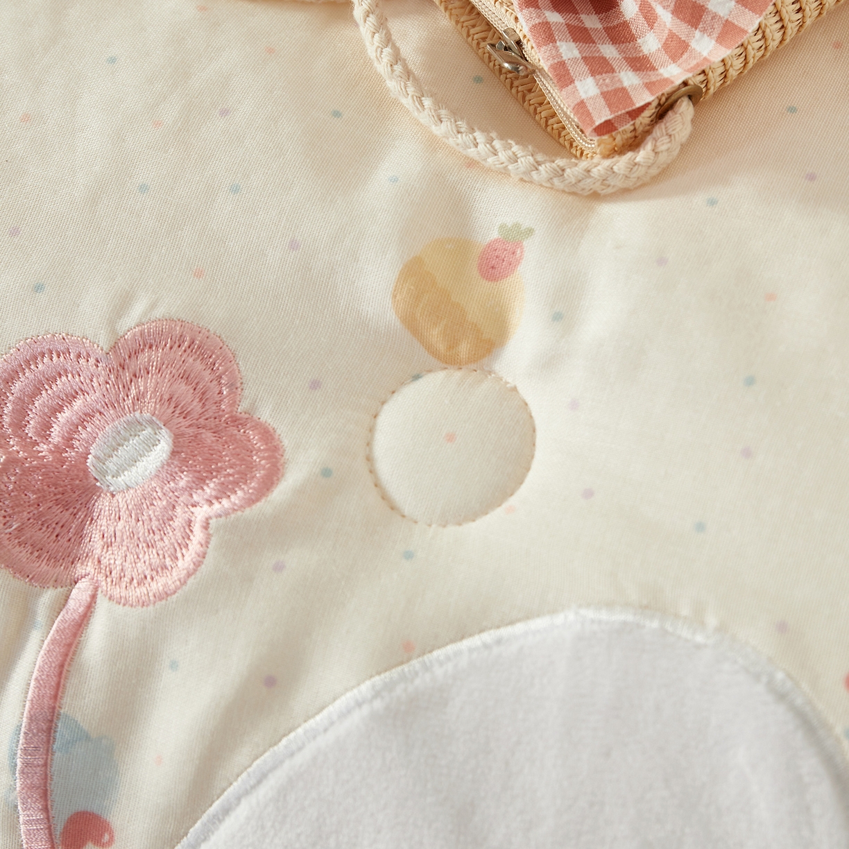 91家纺网 家纺一手货源 找家纺 荷马之梦 2025新款纯棉双层纱贴布绣卡通儿童被芯春秋被冬被被子被芯-围住可爱系列 围巾小兔