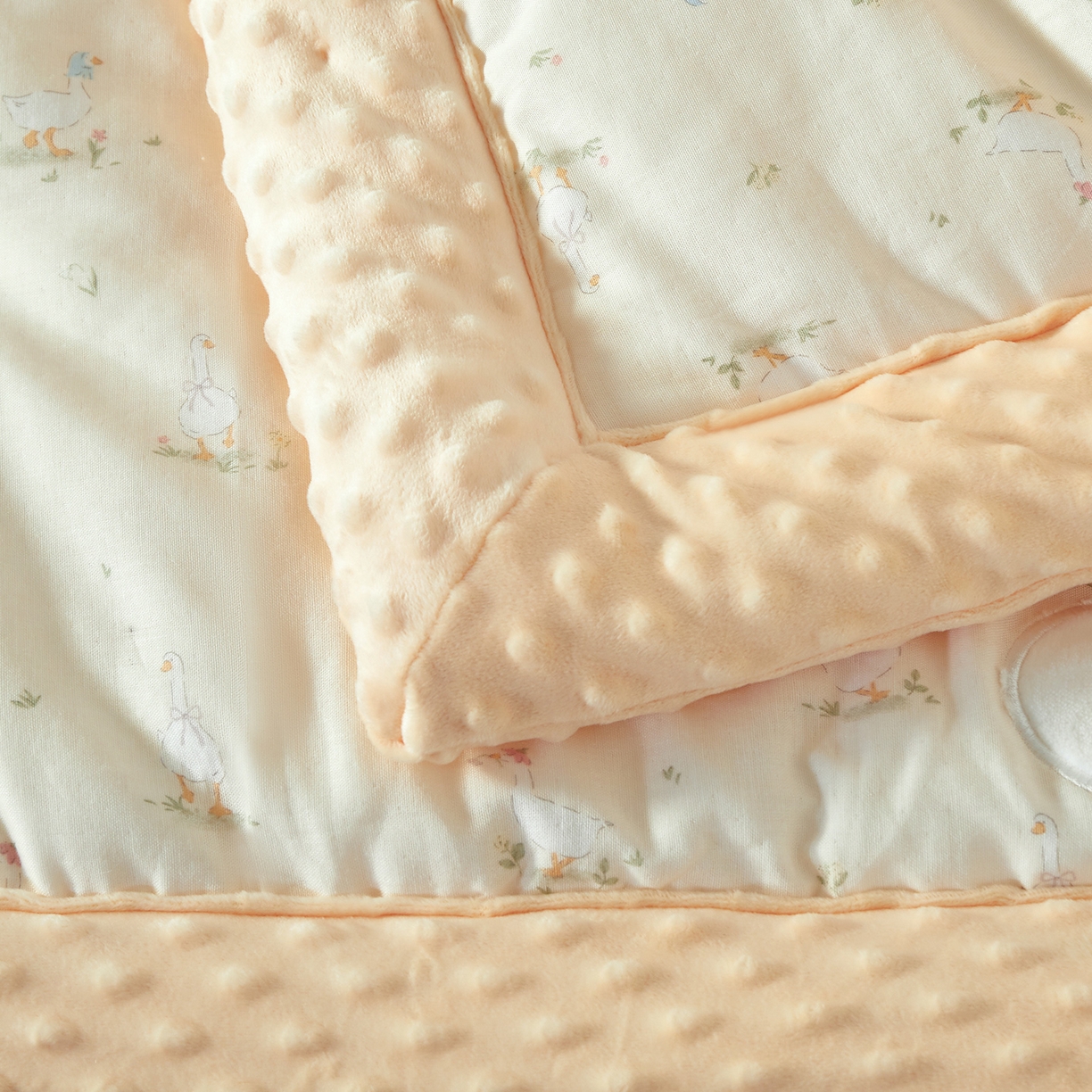 91家纺网 家纺一手货源 找家纺 荷马之梦 2025新款纯棉双层纱贴布绣卡通儿童被芯春秋被冬被被子被芯-围住可爱系列 围巾小鸭