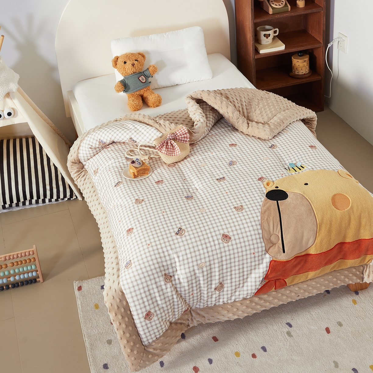 91家纺网 家纺一手货源 找家纺 荷马之梦 2025新款纯棉双层纱贴布绣卡通儿童被芯春秋被冬被被子被芯-围住可爱系列 围巾小熊