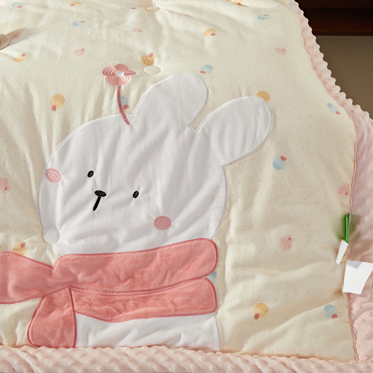 91家纺网 家纺一手货源 找家纺 荷马之梦 2025新款纯棉双层纱贴布绣卡通儿童被芯春秋被冬被被子被芯-围住可爱系列 围巾小兔