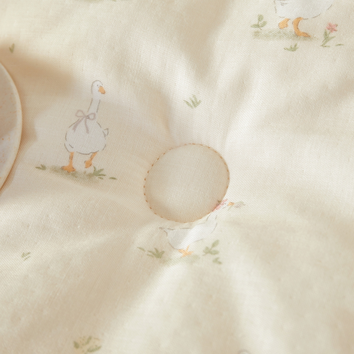 91家纺网 家纺一手货源 找家纺 荷马之梦 2025新款纯棉双层纱贴布绣卡通儿童被芯春秋被冬被被子被芯-围住可爱系列 围巾小鸭