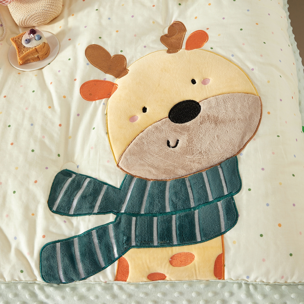 91家纺网 家纺一手货源 找家纺 荷马之梦 2025新款纯棉双层纱贴布绣卡通儿童被芯春秋被冬被被子被芯-围住可爱系列 围巾小鹿