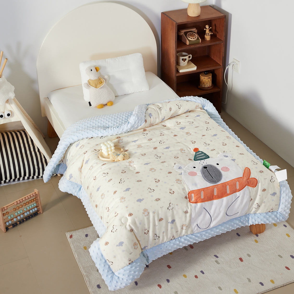 91家纺网 家纺一手货源 找家纺 荷马之梦 2025新款纯棉双层纱贴布绣卡通儿童被芯春秋被冬被被子被芯-围住可爱系列 围巾北极熊