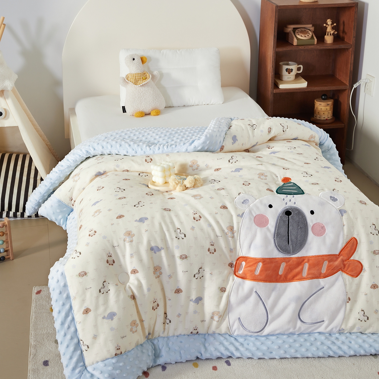 91家纺网 家纺一手货源 找家纺 荷马之梦 2025新款纯棉双层纱贴布绣卡通儿童被芯春秋被冬被被子被芯-围住可爱系列 围巾北极熊