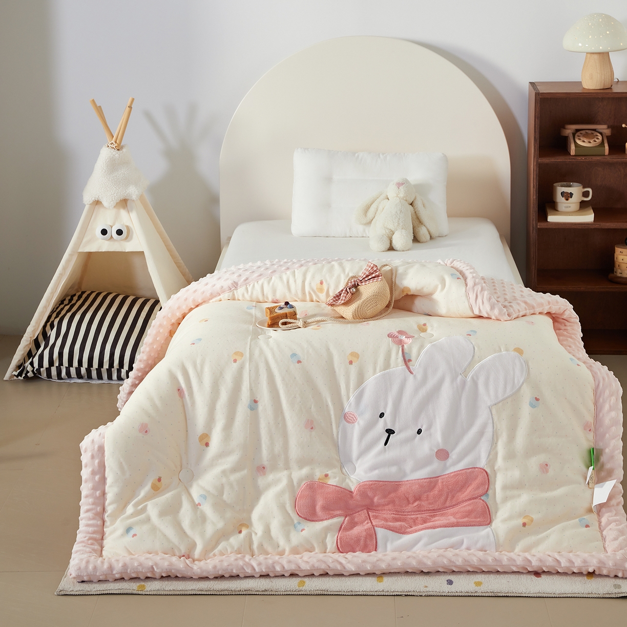 91家纺网 家纺一手货源 找家纺 荷马之梦 2025新款纯棉双层纱贴布绣卡通儿童被芯春秋被冬被被子被芯-围住可爱系列 围巾小兔