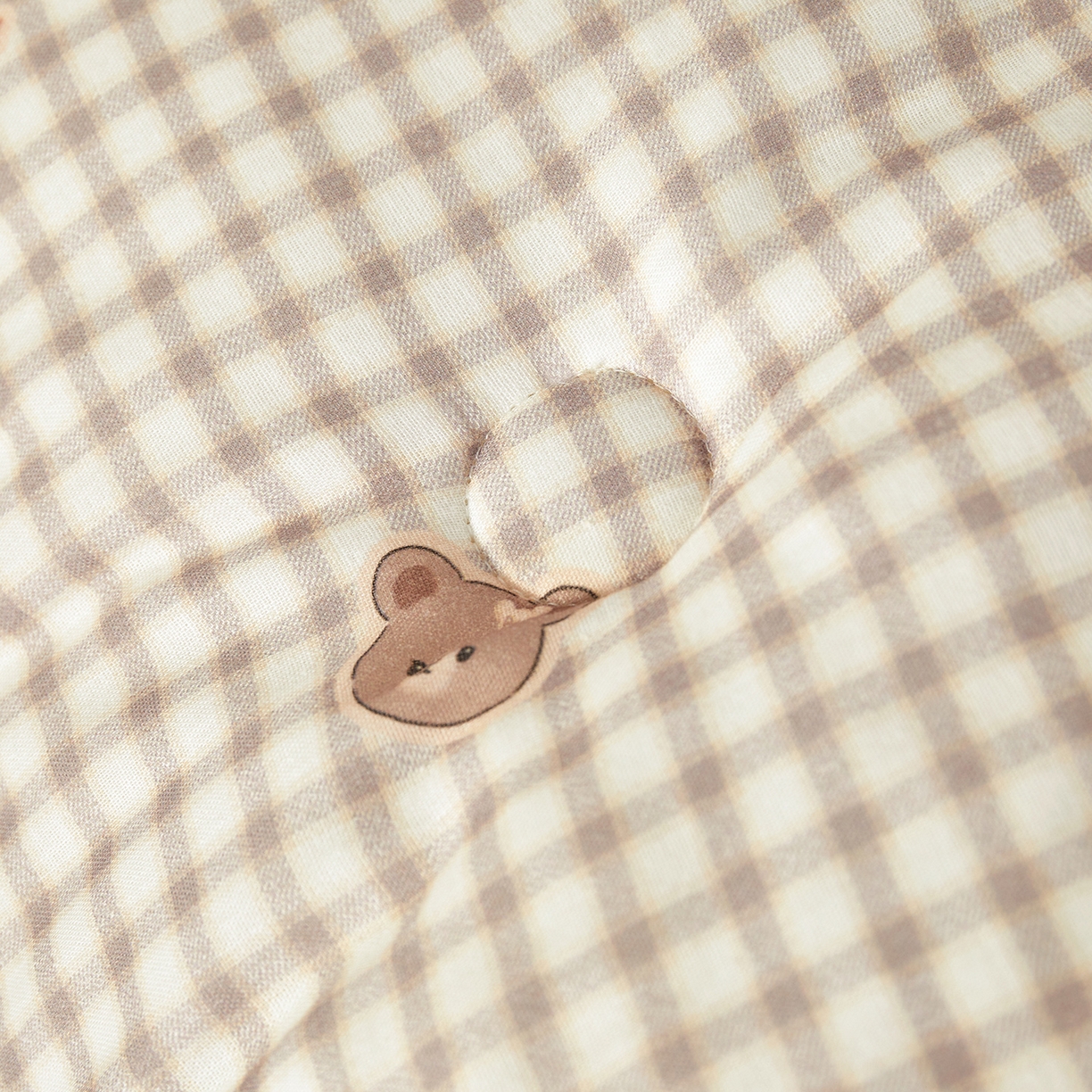 91家纺网 家纺一手货源 找家纺 荷马之梦 2025新款纯棉双层纱贴布绣卡通儿童被芯春秋被冬被被子被芯-围住可爱系列 围巾小熊