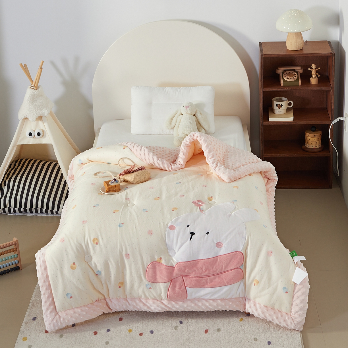 91家纺网 家纺一手货源 找家纺 荷马之梦 2025新款纯棉双层纱贴布绣卡通儿童被芯春秋被冬被被子被芯-围住可爱系列 围巾小兔