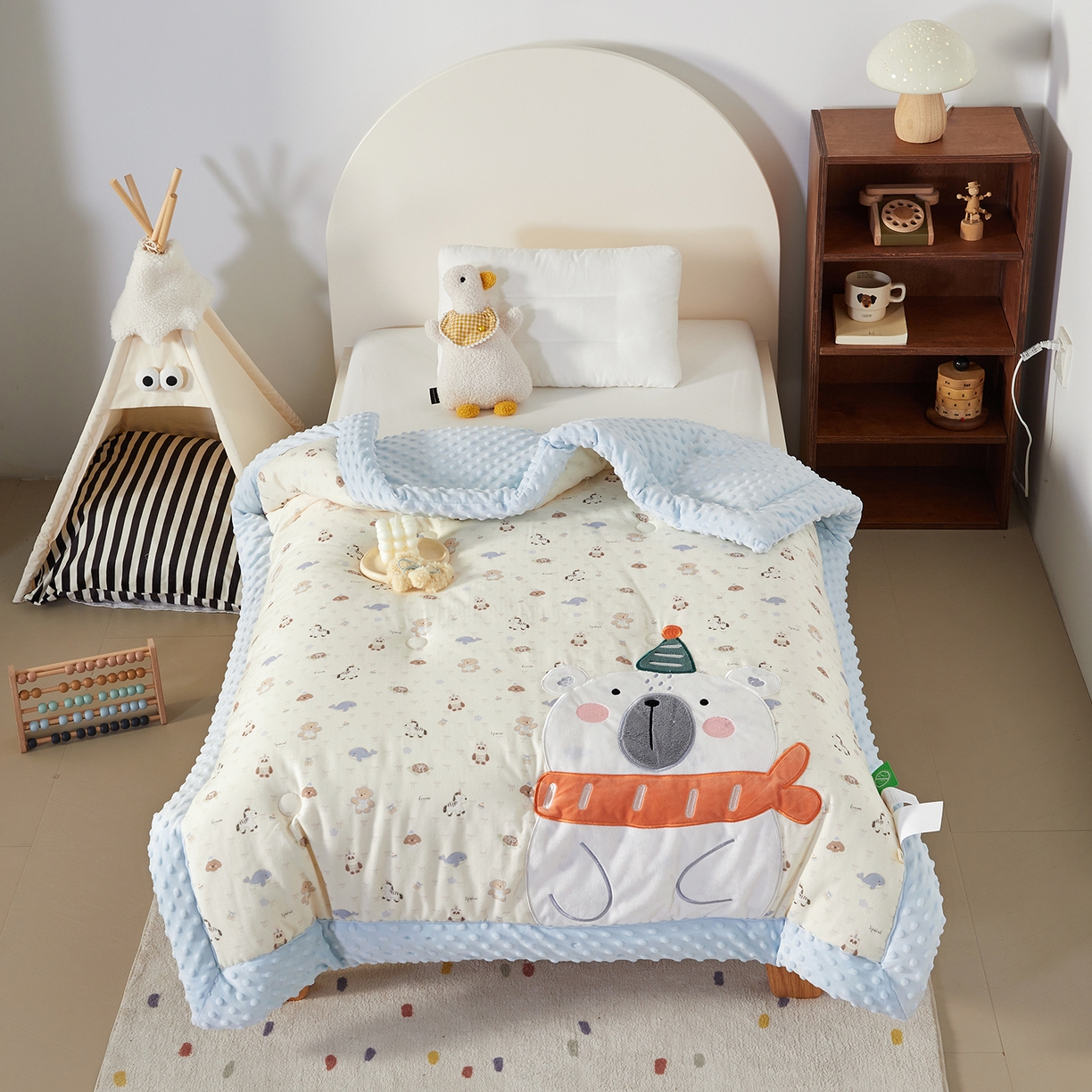 91家纺网 家纺一手货源 找家纺 荷马之梦 2025新款纯棉双层纱贴布绣卡通儿童被芯春秋被冬被被子被芯-围住可爱系列 围巾北极熊