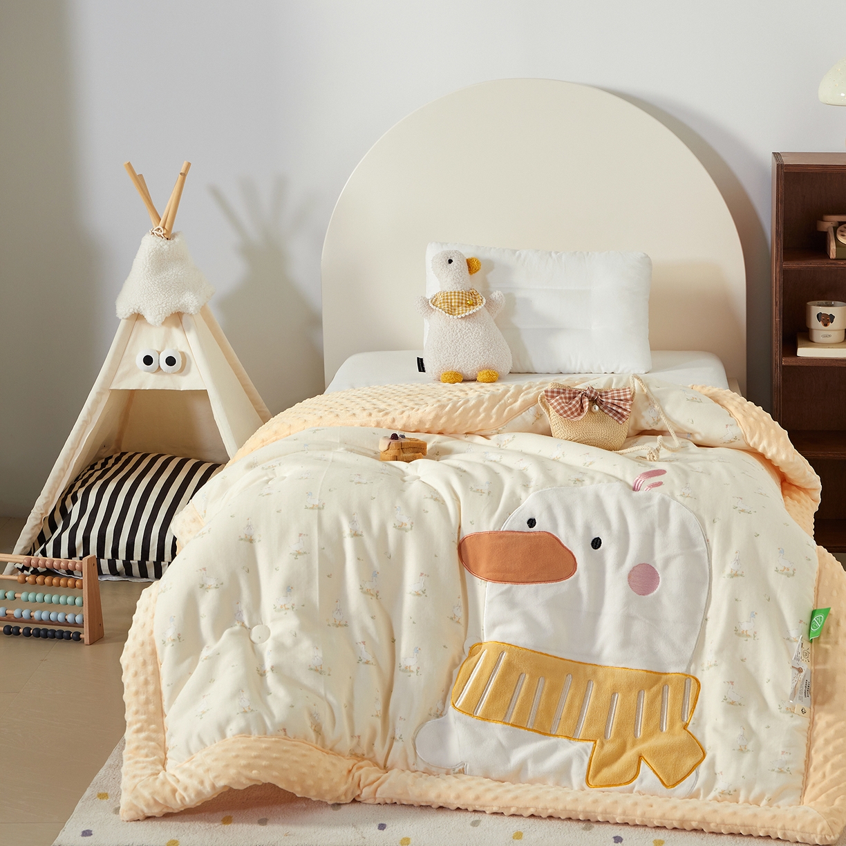 91家纺网 家纺一手货源 找家纺 荷马之梦 2025新款纯棉双层纱贴布绣卡通儿童被芯春秋被冬被被子被芯-围住可爱系列 围巾小鸭