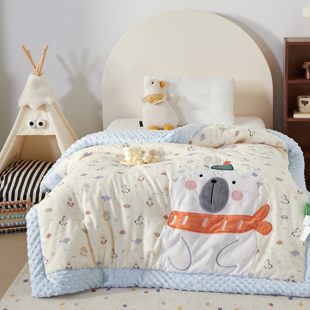 91家纺网 家纺一手货源 找家纺 荷马之梦 2025新款纯棉双层纱贴布绣卡通儿童被芯春秋被冬被被子被芯-围住可爱系列 围巾北极熊