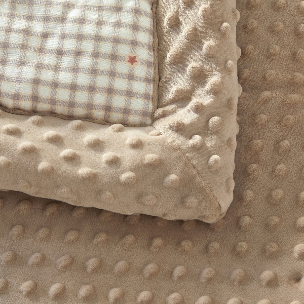 91家纺网 家纺一手货源 找家纺 荷马之梦 2025新款纯棉双层纱贴布绣卡通儿童被芯春秋被冬被被子被芯-围住可爱系列 围巾小熊