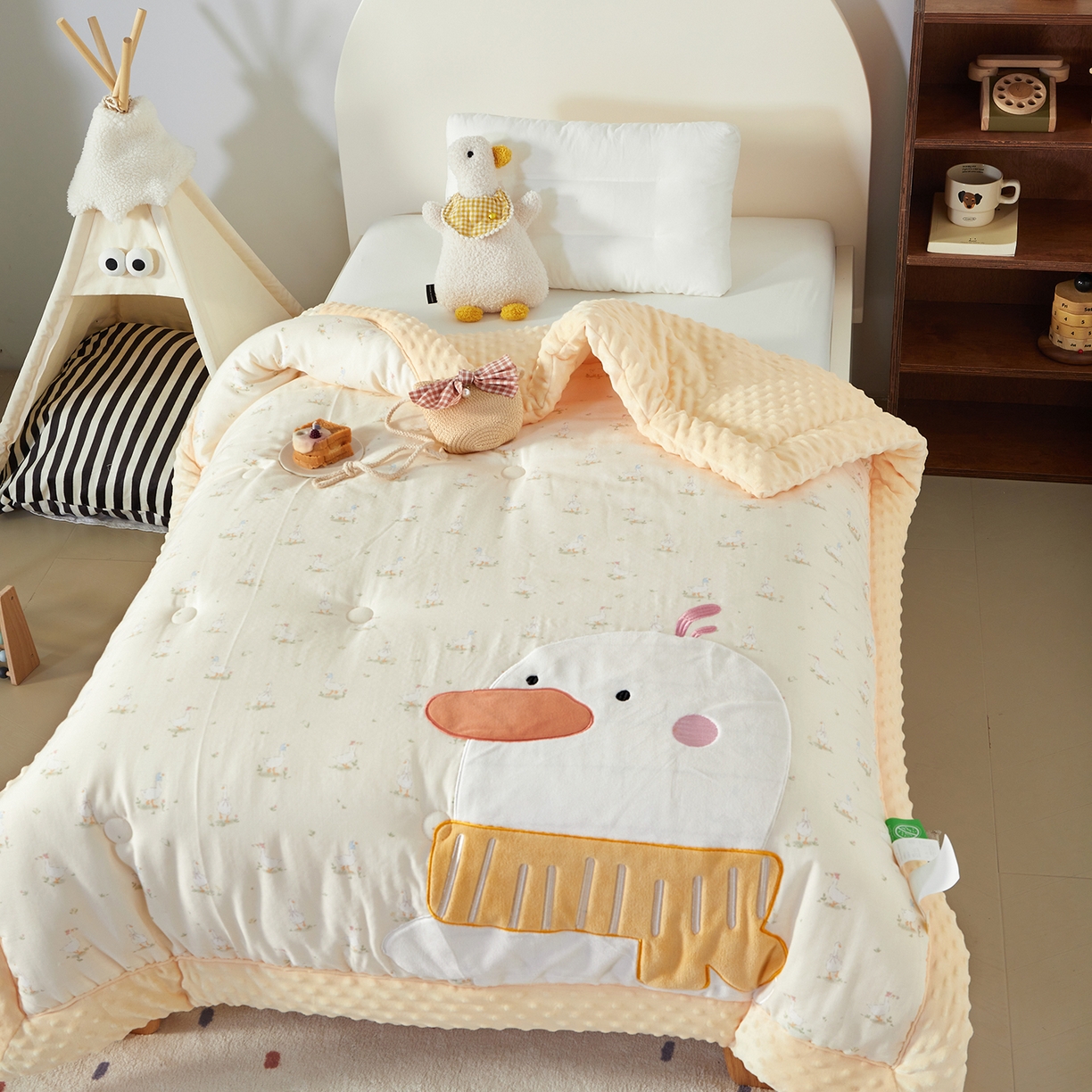 91家纺网 家纺一手货源 找家纺 荷马之梦 2025新款纯棉双层纱贴布绣卡通儿童被芯春秋被冬被被子被芯-围住可爱系列 围巾小鸭