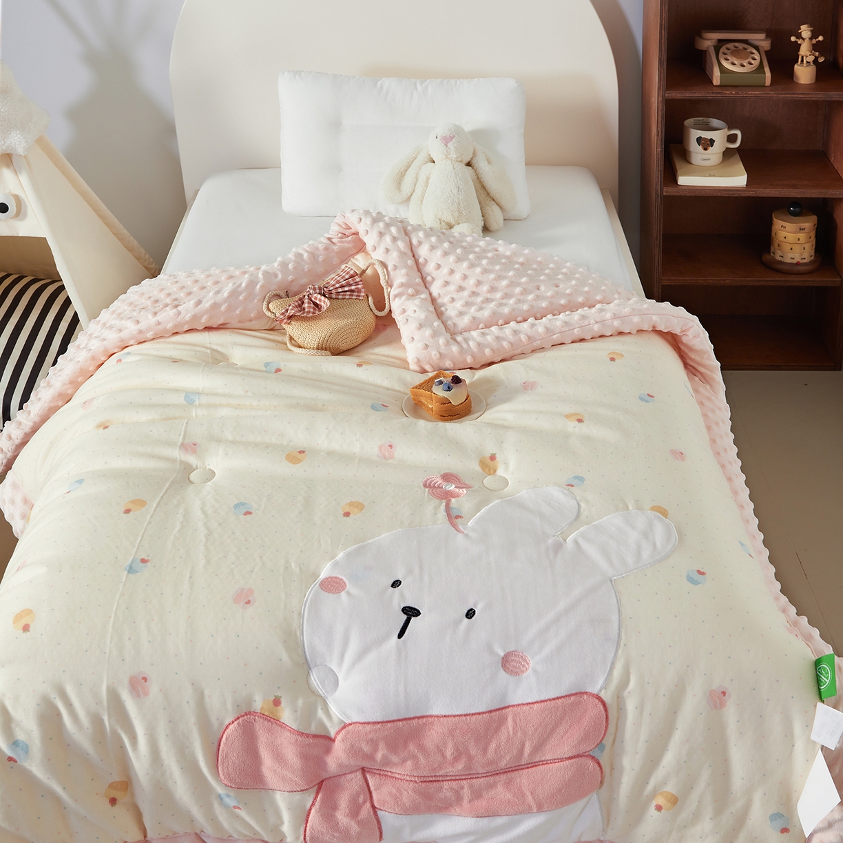 91家纺网 家纺一手货源 找家纺 荷马之梦 2025新款纯棉双层纱贴布绣卡通儿童被芯春秋被冬被被子被芯-围住可爱系列 围巾小兔