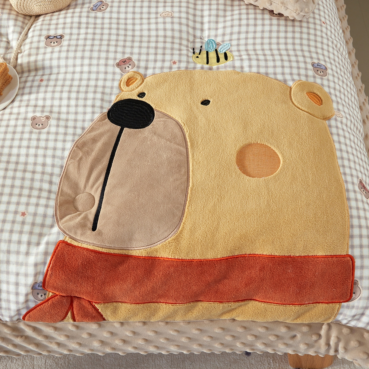 91家纺网 家纺一手货源 找家纺 荷马之梦 2025新款纯棉双层纱贴布绣卡通儿童被芯春秋被冬被被子被芯-围住可爱系列 围巾小熊