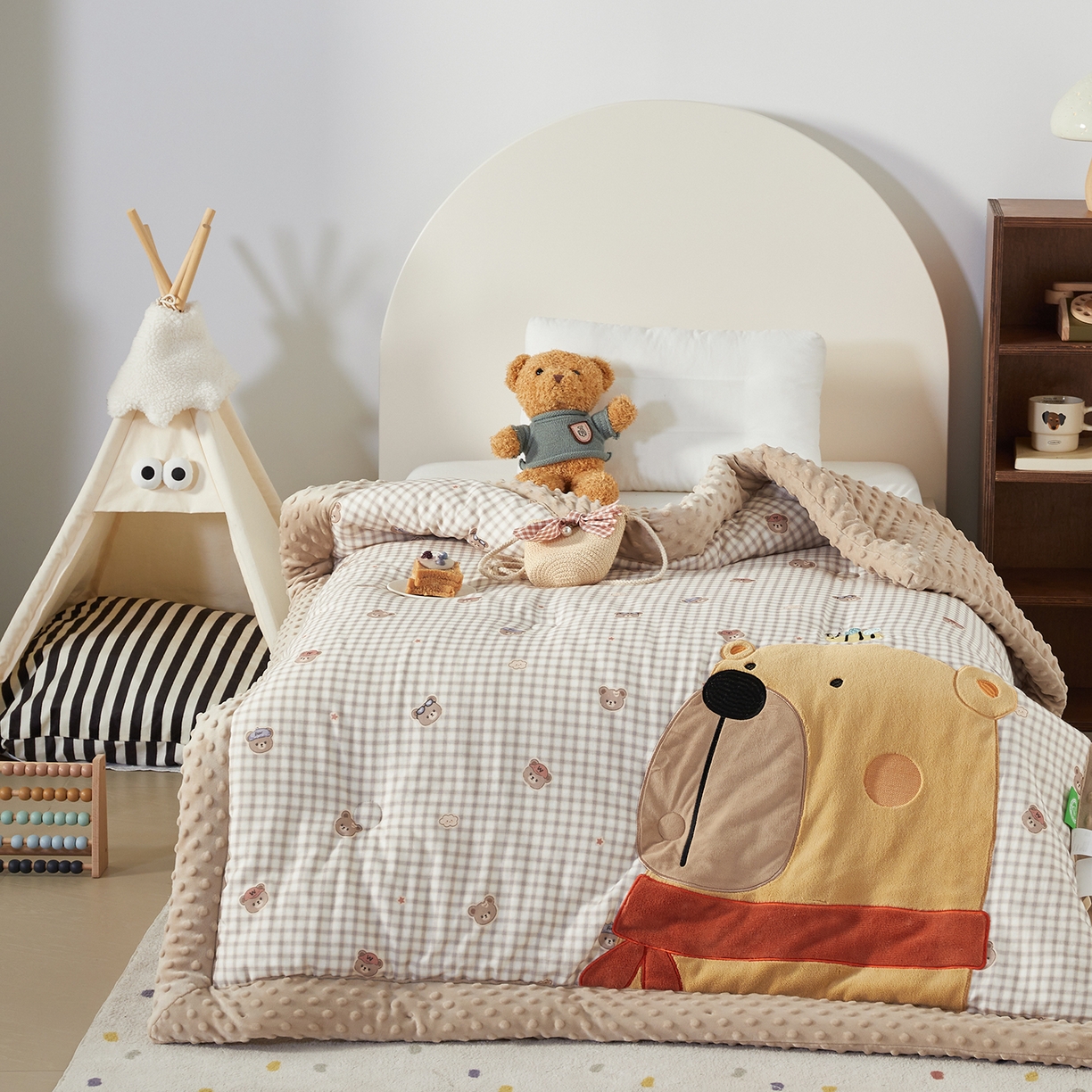 91家纺网 家纺一手货源 找家纺 荷马之梦 2025新款纯棉双层纱贴布绣卡通儿童被芯春秋被冬被被子被芯-围住可爱系列 围巾小熊