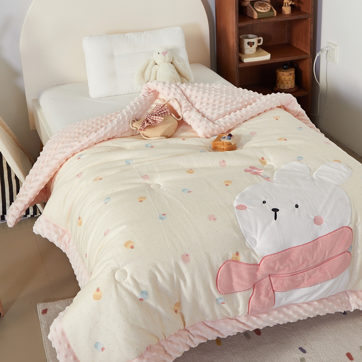 91家纺网 家纺一手货源 找家纺 荷马之梦 2025新款纯棉双层纱贴布绣卡通儿童被芯春秋被冬被被子被芯-围住可爱系列 围巾小兔