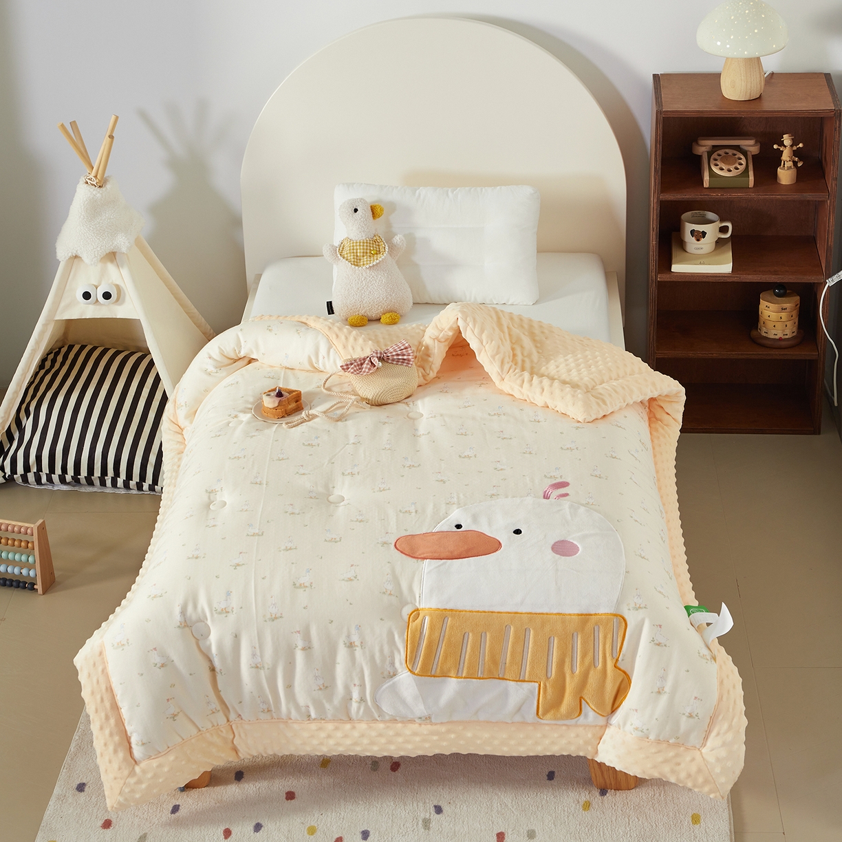 91家纺网 家纺一手货源 找家纺 荷马之梦 2025新款纯棉双层纱贴布绣卡通儿童被芯春秋被冬被被子被芯-围住可爱系列 围巾小鸭