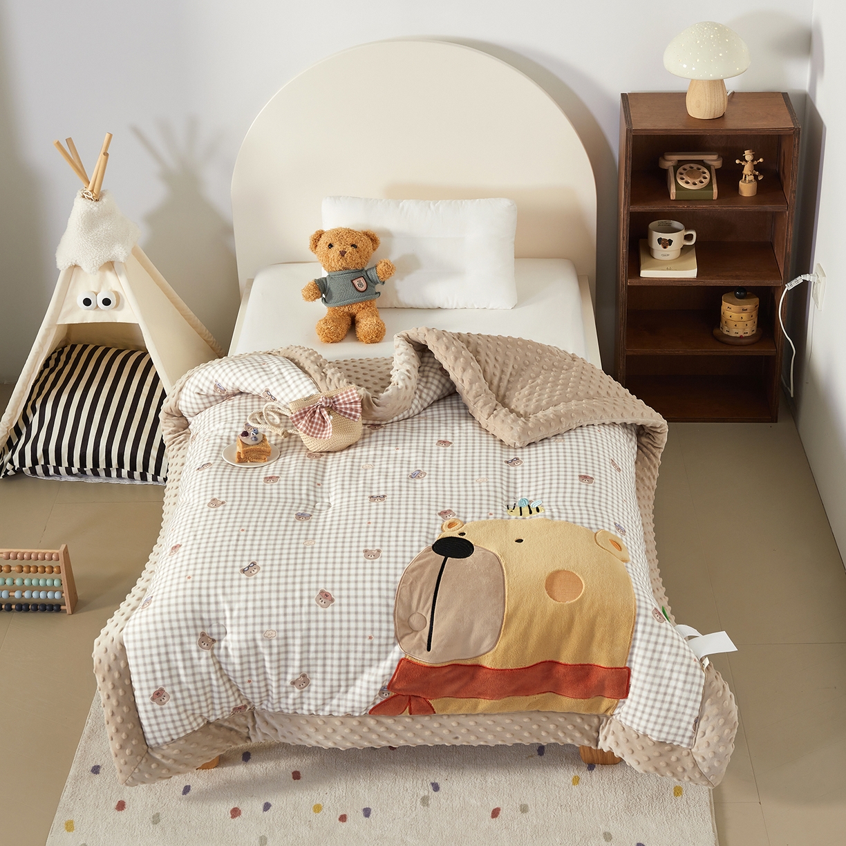 91家纺网 家纺一手货源 找家纺 荷马之梦 2025新款纯棉双层纱贴布绣卡通儿童被芯春秋被冬被被子被芯-围住可爱系列 围巾小熊