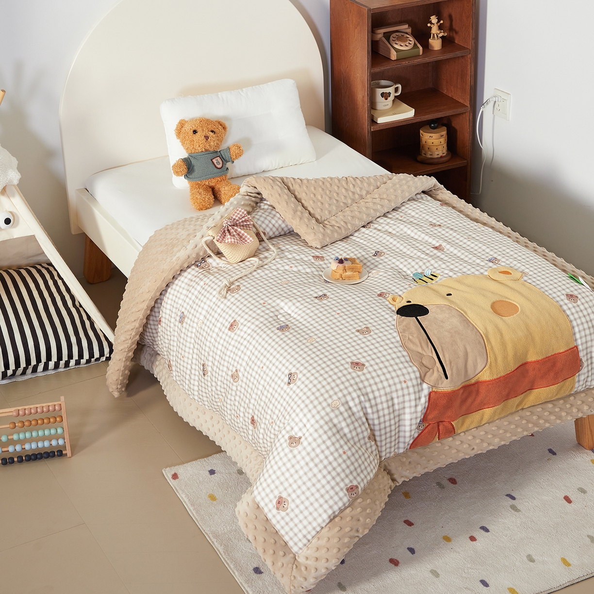 91家纺网 家纺一手货源 找家纺 荷马之梦 2025新款纯棉双层纱贴布绣卡通儿童被芯春秋被冬被被子被芯-围住可爱系列 围巾小熊